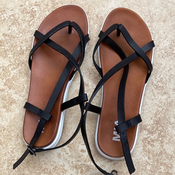 MIA Black Sandal - Picture 2 of 3